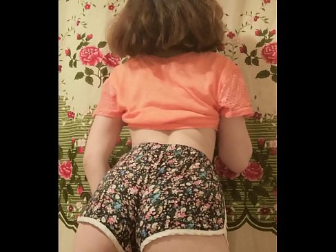 ❤️ دختر جوان سکسی که شورتش را جلوی دوربین در می آورد ❤️❌ فیلم لعنتی در fa.verhentai.ru ❌️