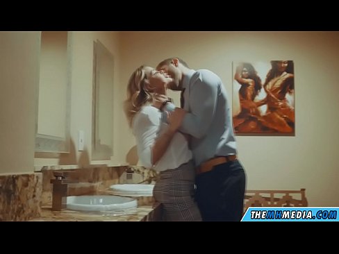 ❤️ وقتی یک بلوند بی تنه شما را در یک دستشویی عمومی اغوا می کند ❤️❌ فیلم لعنتی در fa.verhentai.ru ❌️